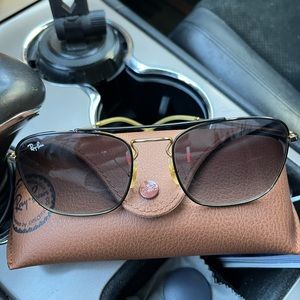 Like new unisex Ray-Ban sunglasses beautiful and very stylish for any event.